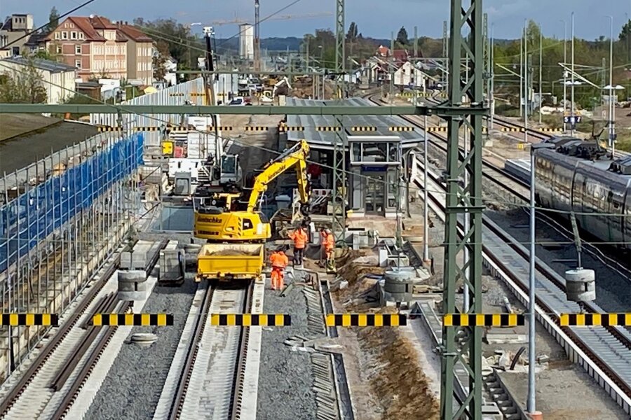 Bauarbeiten an der S-Bahn-Strecke: Fahrt von Zwickau nach Leipzig dauert ab Montag länger - Am Bahnhof Altenburg laufen schon seit mehr als einem Jahr Bauarbeiten. Jetzt rücken auch in Crimmitschau Bauleute an.