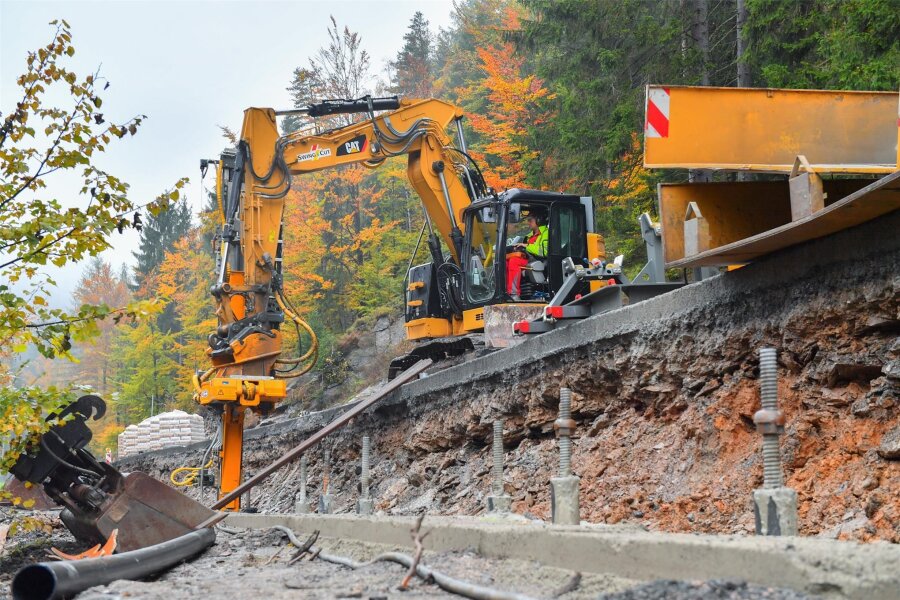Bauarbeiten auf Bundesstraße im Erzgebirge: Verkehr wird mit Ampel geregelt - Schon einmal haben an der Bundesstraße 283 Bauarbeiten zur Sicherung der Böschung stattgefunden.