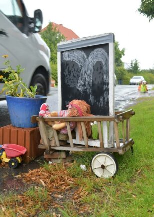 In Tanneberg haben Eltern und Großeltern Spielsachen und Warnwesten am Straßenrand aufgestellt.