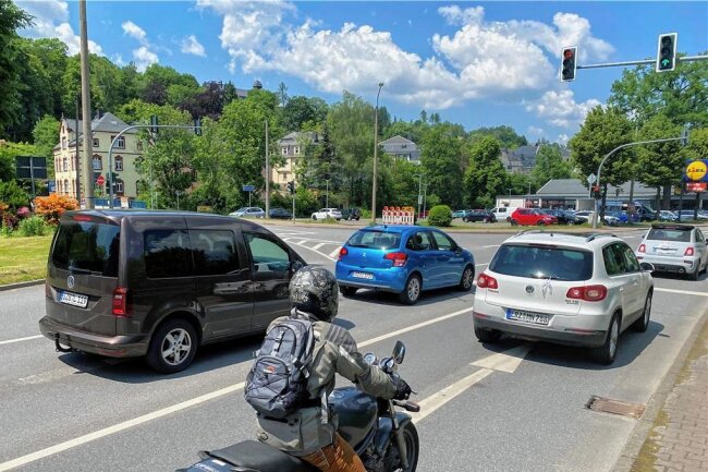 Bauarbeiten auf marodem Gehweg in Schwarzenberg: Teil der Erlaer Straße wird zwei Wochen zur Einbahnstraße - Das Abbiegen von der Karlsbader Straße in die Erlaer Straße in Schwarzenberg ist ab 12. Juni circa zwei Wochen nicht möglich.