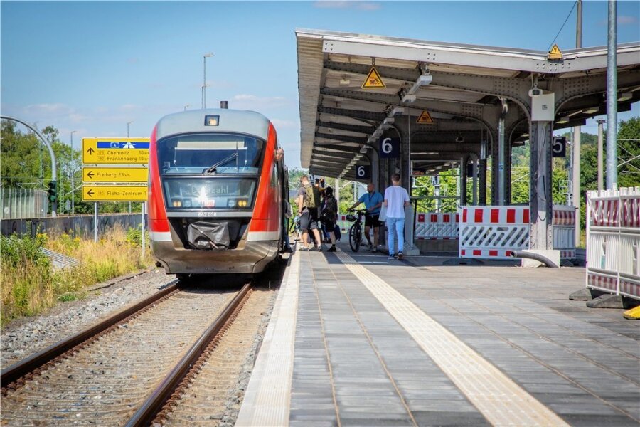 Bauarbeiten im Bahnhof Flöha, Schienenersatzverkehr zwischen Freiberg und Tharandt - Die Deutsche Bahn saniert den Bahnhof Flöha seit 2019 schrittweise. Bahnsteige werden modernisiert und Aufzüge eingebaut.
