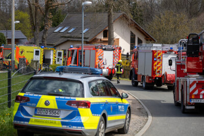 Bauarbeiter bei Arbeitsunfall in Jößnitz schwer verletzt - Rettungskräfte brachten den verletzten 33-jährigen Mann in ein Krankenhaus.