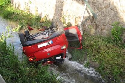 Drei Männer haben am Mittwochmorgen einen verunglückten Autofahrer in Mühlgrün (Vogtlandkreis) vor dem Ertrinken gerettet. 