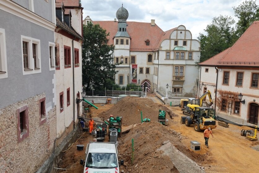 Bauarbeiter stoßen im Schlosshof auf alte Holzwasserleitungen 