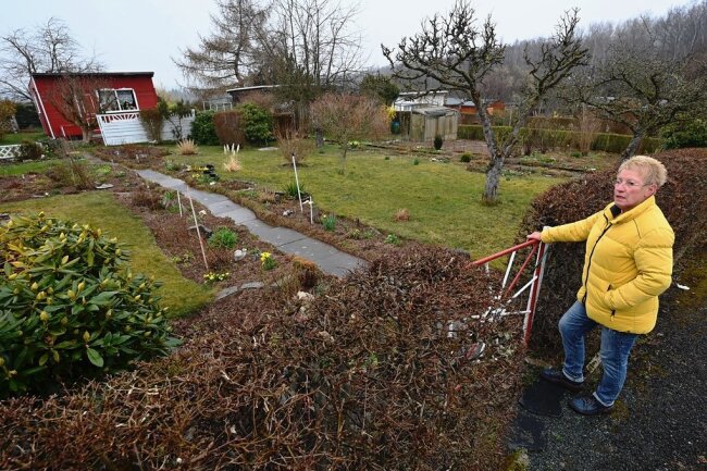 Doris Appel, die Vorsitzende des Kleingartenvereins "Heiterer Blick" in Stelzendorf, auf dem Rundgang durch die Anlage. Von den mehr als 100 Gärten dort sind derzeit nur vier ohne Pächter. 