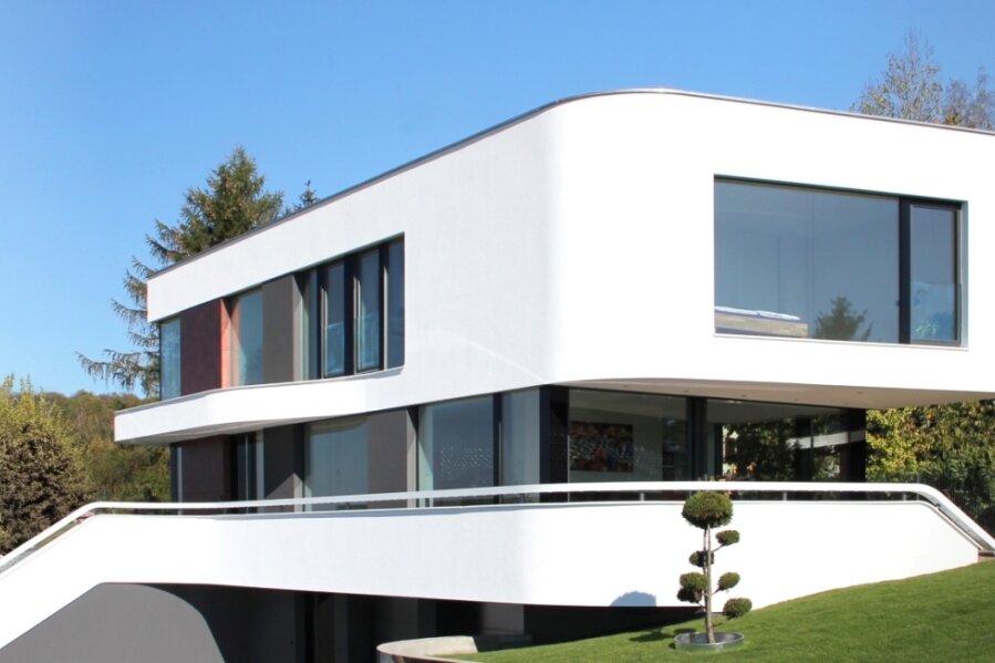 Ein typisches Haus der Koschmieder Bau GmbH: viel Glas, Großzügigkeit, sanfte Rundungen. 