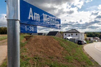 Bauen in Mittelsachsen: Ist der Traum vom Eigenheim für viele ausgeträumt? - Das Wohngebiet Am Weinberg in Rochlitz ist neu entstanden. Alle Grundstücke sind noch nicht bebaut.