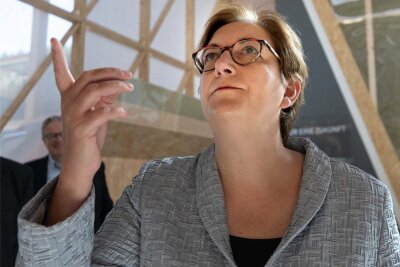 "Bauen muss günstiger werden" - Bauministerin Klara Geywitz (SPD) möchte der schwächelnden Branche Wachstumsimpulse geben - etwa durch vereinfachte Baustandards. 