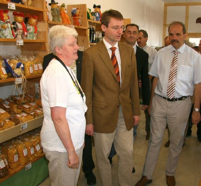 Bauer sein ist Vollzeit-Job - Verkäuferin Maria Wagner zeigte Minister Roland Wöller das Sortiment im neu eröffneten Hofladen. 