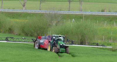 Bauern der Region füllen ihre Futtersilos auf - Auf diesem Feld bei Falkenbach wird ein flüssiges Pflanzenschutzmittel aufgebracht, das die Getreidehalme stabilisieren und ihnen mehr Standfestigkeit geben soll. 
