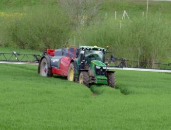 Bauern füllen ihre Futtersilos auf - Auf diesem Feld bei Falkenbach wird ein flüssiges Pflanzenschutzmittel aufgebracht, das die Getreidehalme stabilisieren und ihnen mehr Standfestigkeit geben soll. 
