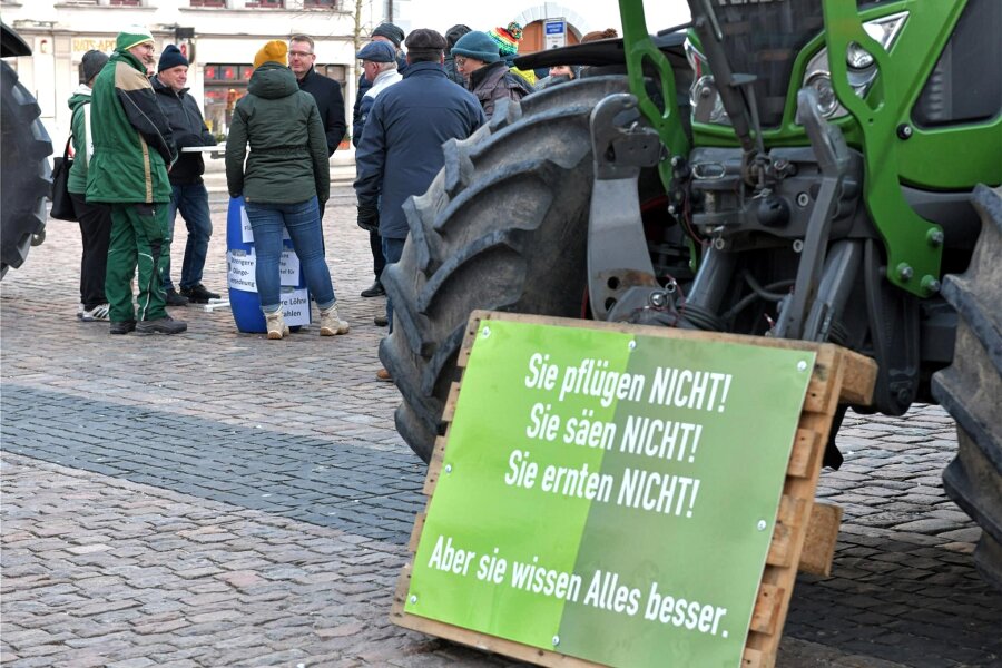 Bauern klären auf dem Obermarkt in Freiberg über ihren Protest auf - Auf dem Obermarkt in Freiberg sprach am Donnerstag auch OB Sven Krüger mit Landwirten aus der Region.