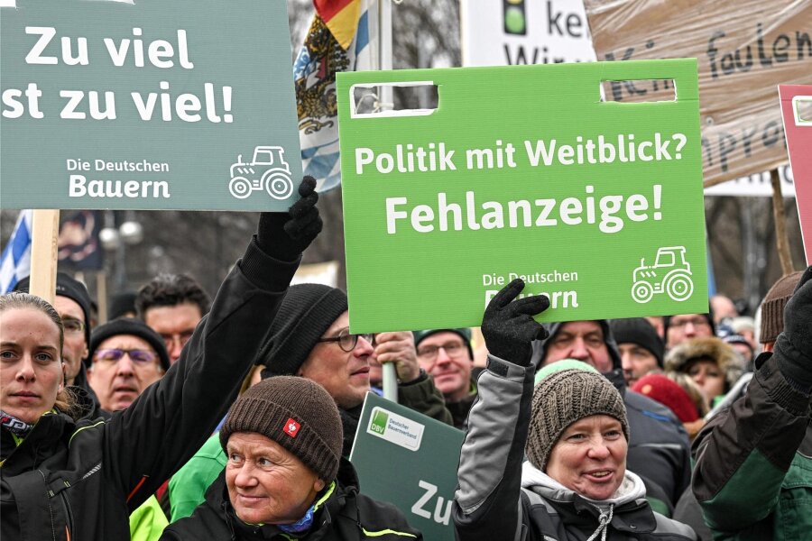 Bauern kündigen in Teilen Sachsens erneut Blockaden an - Protestierende vor dem Brandenburger Tor in Berlin.