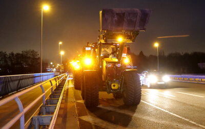 Bauern stellen sich auf Brücke über A4 in Chemnitz - Die Traktoren haben einen Streifen blockiert, so dass Autos vorbeifahren konnten. 