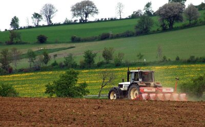 Bauern wünschen sich einen feuchten Mai - <p class="artikelinhalt">Verspäteter Anbauauftakt: Uwe Balzer sät Mais auf einem Feld der Mildenauer Agrar AG. </p>