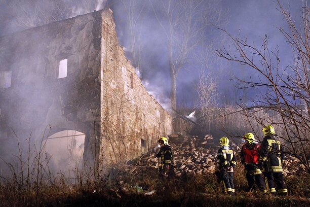 Komplett ausgebrannt ist am Freitagnachmittag ein ehemaliger Bauernhof in Sehma. 