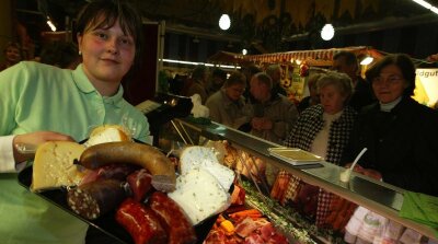 Bauernmarkt bietet Leckerbissen - 
              <p class="artikelinhalt">Verkäuferin Doreen Groh von der Marienhöher Direktvermarktung Waldkirchen bietet den Besuchern des Europäischen Bauernmarktes unter anderem frische Wurstwaren und Käsespezialitäten an. </p>
            