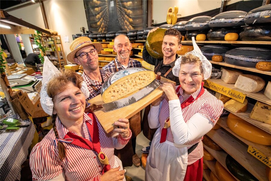 Bauernmarkt, Oldtimer-Markt und mehr: Tipps für das Wochenende im Vogtland - Die Holländer mit ihren verschiedenen Käsespezialitäten sind auch in diesem Jahr Teil des Bauernmarktes in Plauen.