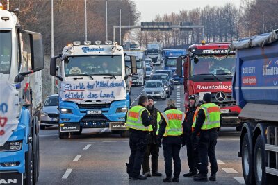 Bauernprotest an der B 93 in Zwickau: So erklärt die Polizei ihre Entscheidung zur Vollsperrung - Bauernprotest an der B 93: Die Kreuzung am Ortseingang von Zwickau ist blockiert.