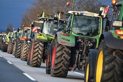 Bauernprotest auf der A 14 bei Döbeln: Landwirte verlegen ihre Sternfahrt nach Dresden - Wie hier in Hessen wollten Bauern im Konvoi auch über die A 14 fahren.