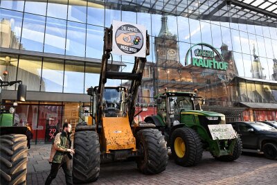 Bauernprotest: Bis zu 200 Traktoren am Samstag in Chemnitz erwartet - Ende Januar warben Bauern schon einmal für die Resolution. Es folgte ein Gespräch im Rathaus.