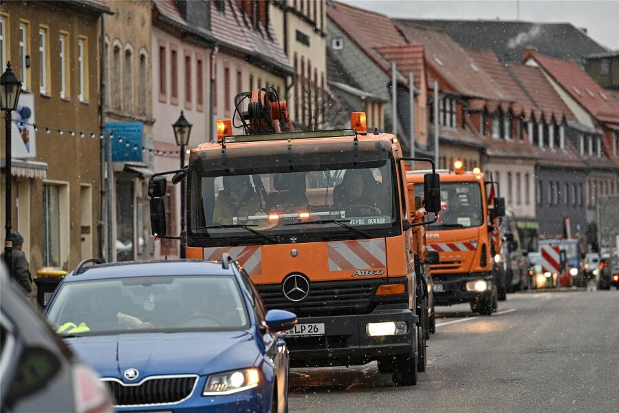 Bauernprotest: Fahrzeugkorso hatte in Lunzenau deutlich mehr Teilnehmer - An dem Fahrzeugkorso, der am Montag in Penig mit rund 300 Fahrzeugen gestartet war, hatten sich bereits in Lunzenau deutlich mehr Fahrzeuge, darunter auch Lkw, Transporter und selbst Reisebusse beteiligt.