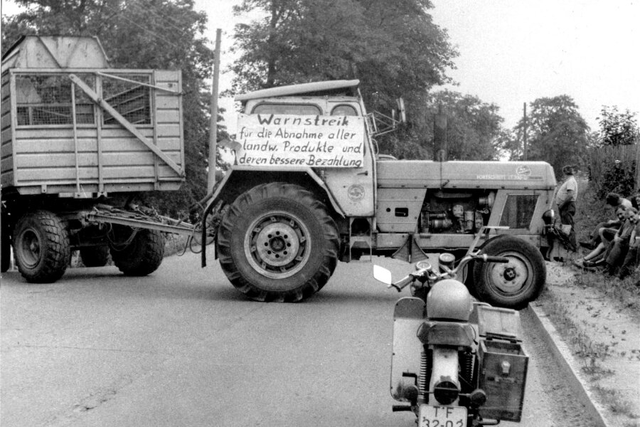 Bauernprotest im Erzgebirge – alles nicht neu: Parallelen zwischen dem Ende der DDR und heute - Mit einem ZT 300 mit Anhänger ist eine Einfallstraße nach Olbernhau dicht gemacht worden.