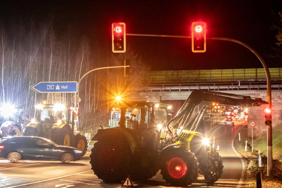 Bauernprotest im Erzgebirge: Regionalbauernverband mahnt zum Weihnachtsfrieden – und kündigt weitere Aktionen an - Landwirte blockieren die Autobahnzufahrt zur A 72 in Hartenstein.