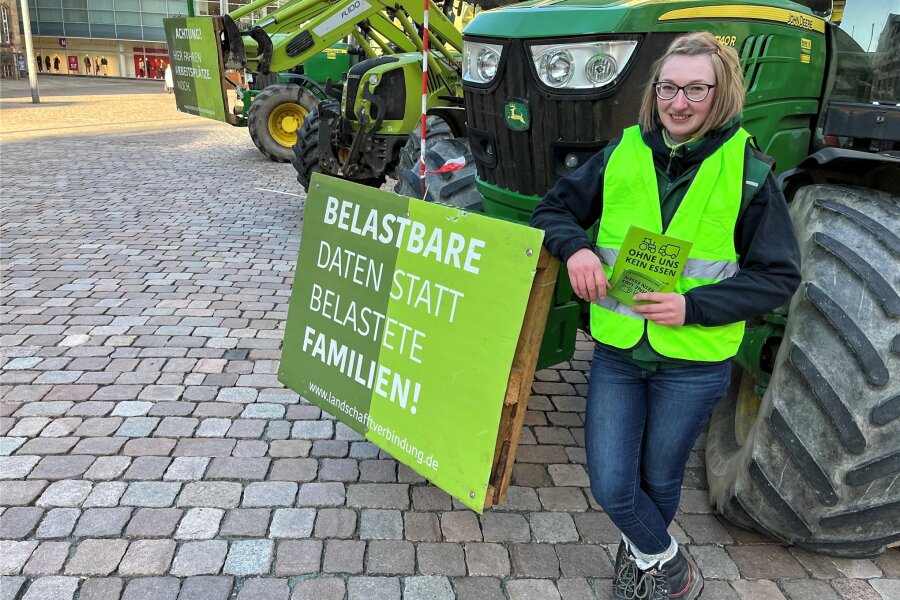 Bauernprotest in Chemnitz: Landwirte verteilen Flyer auf dem Markt und Brückenstraße bleibt stundenlang gesperrt - Anna Kaiser hat die Protestaktion am Dienstag in Chemnitz angemeldet. Sie ist gelernte Landwirtin, arbeitet aber hauptberuflich in einer anderen Branche.