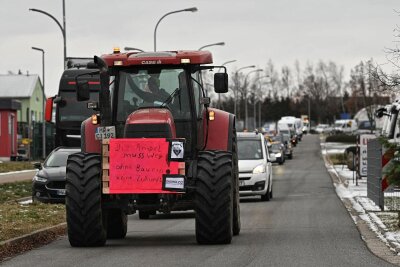 Bauernprotest in der Region: Autokorso fährt von Penig nach Chemnitz - Der Protest-Korso startete im Peniger Gewerbegebiet. Es dauerte 15 Minuten bis alle Teilnehmer auf der Strecke waren.