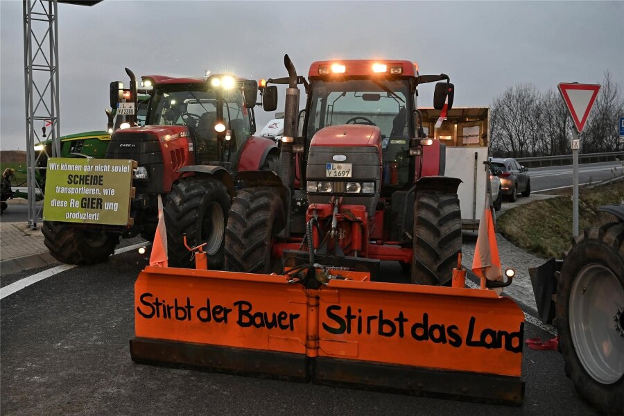 Bauernprotest lässt in Mittelsachsen viele Räder stillstehen - Unter anderem die Autobahnauffahrt Rochlitz zur A72 wurde mit Traktoren blockiert.