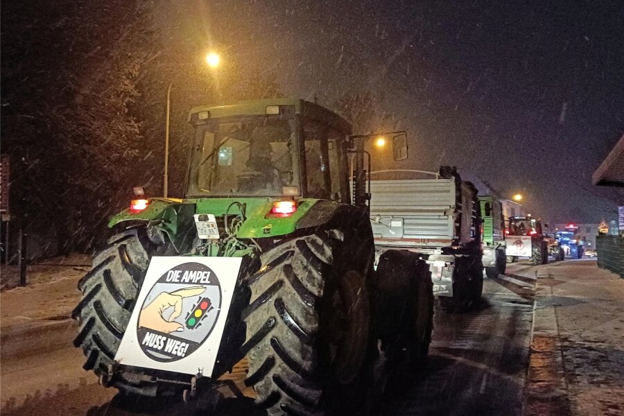 Bauernprotest: Traktoren vor der Stadthalle Limbach-Oberfrohna - Traktoren und Lkw waren am Freitagabend in Limbach-Oberfrohna unterwegs. Ziel war die Stadthalle.
