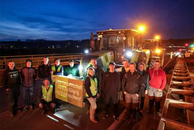 Bauernproteste am Mittwochabend in Glauchau: Traktoren stehen eine Stunde auf der A-4-Brücke - Landwirte aus Glauchau und Umgebung beteiligten sich an der Protestaktion am Mittwochabend.