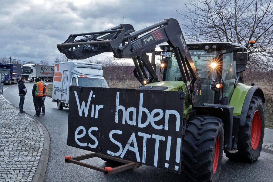 Bauernproteste am Mittwochfrüh im Landkreis Zwickau: Misthaufen vor Supermärkten – blockierte Auffahrten zur A4 - Auch am Mittwochfrüh gibt es wieder Bauernproteste. Das Foto entstand in der letzten Woche an der Zufahrt zum Zentrallager in Guteborn.