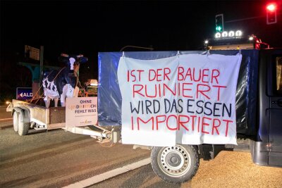 Bauernproteste am Montag: Auf diese Blockaden und Aktionen müssen sich die Vogtländer einstellen - So wie hier beim Bauernprotest im Dezember bei Stollberg-Nord sollen am Montag auch im Vogtlandkreis die Auffahrten zur A 72 gesperrt werden.