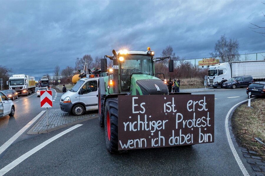 Bauernproteste am Montagfrüh: Neben Netto-Zentrallager gibt es auch Behinderungen am Autobahnkreuz in Meerane - Am Zentrallager gab es am Montagfrüh eine Blockade. Das Foto entstand bei einem Protest im Januar.