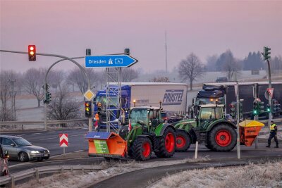Bauernproteste auf Autobahnauffahrten und Schedewitzer Brücke in Zwickau - Seit den frühen Morgenstunden ist Autobahnauffahrt zur A 4 in Hohenstein-Ernstthal blockiert.