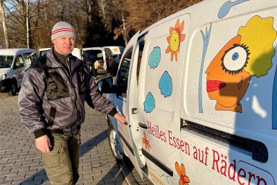 Bauernproteste im Erzgebirge: Essen auf Rädern – wie rollt es? - André Hoke liefert seit 20 Jahren für das Marienstift aus. Dafür braucht er angesichts der Straßenblockaden derzeit „etwas mehr Zeit, aber es funktioniert“, sagt er.