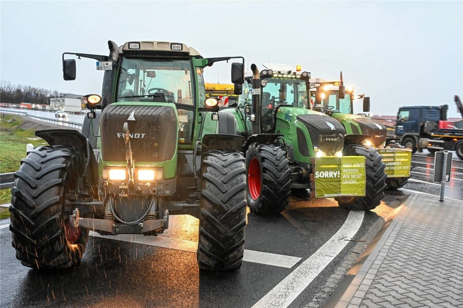 Bauernproteste im Vogtland: Diese Aktionen sind bisher im Landratsamt angemeldet - Bereits im Dezember hatten Landwirte in Sachsen mehrere Autobahnauffahrten blockiert, etwa im Großraum Chemnitz. In der kommenden Woche soll das auch im Vogtland der Fall sein.