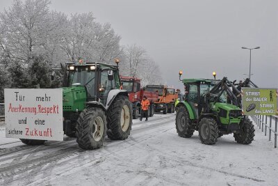 Bauernproteste im Vogtland: Fünf Fakten zur Landwirtschaft in der Region - Mehrere Dutzende Fahrzeuge formierten sich am Montagnachmittag im winterlichen Schöneck zu einem Protestkorso nach Weischlitz.