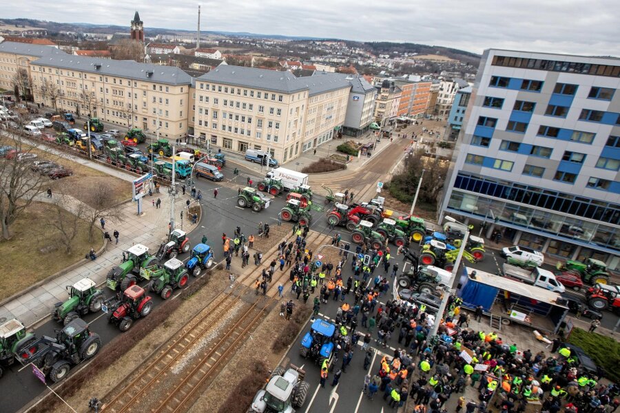 Bauernproteste im Vogtland: Landwirte wollen Resolution an Ministerpräsident Kretschmer überreichen - Etwa 800 Teilnehmer versammelten sich am Mittwoch auf dem Plauener Albertplatz. Diese Zahl nennt die Versammlungsbehörde.