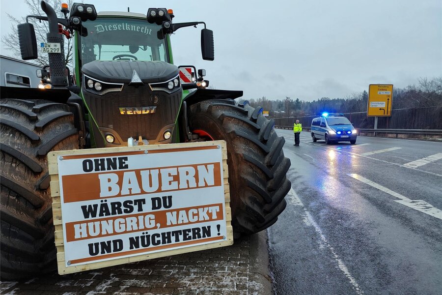Bauernproteste in Mittelsachsen - Autobahnauffahrten in Berbersdorf und Siebenlehn blockiert - Mit Transparenten und Schildern begleiteten die Bauern ihren Protest in Siebenlehn.