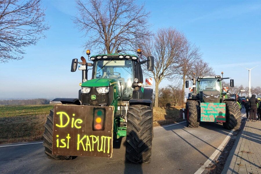 Bauernproteste in Mittelsachsen - Das Geschehen im Überblick - Etwa 95 Fahrfahrzeuge blockierten den Kreisverkehr am Knotenpunkt Hartha Kreuz. Hier Traktoren zwischen erstem und zweitem Kreisel.
