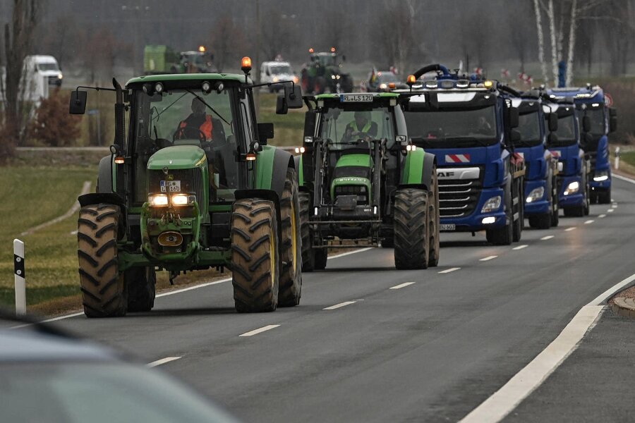 Bauernproteste in Mittelsachsen: Drohen ab Montag neue Autobahn-Blockaden? - Der Bauernprotest fand auch in der Region Rochlitz statt: Ein Korso war dort einen ganzen Tag lang von Rochlitz bis Königsfeld und zurück unterwegs.