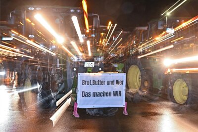 Bauernproteste in Sachsen: Neue Aktionen, aber keine Autobahn-Blockaden mehr - Traktoren von Landwirten auf einem Parkplatz, um sich für ihre Fahrt zu einer Demonstration zu sammeln. Wie geht es jetzt weiter?