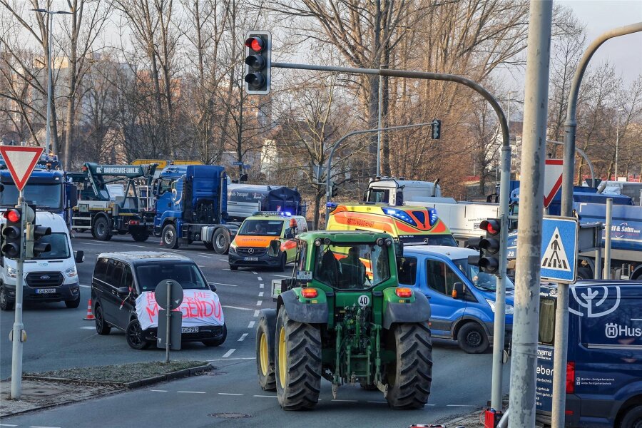 Bauernproteste in Zwickau: Pause bis einschließlich Dienstag vereinbart – Landrat sieht Stimmung kippen - Die B 93 Richtung Zwickau. Auch hier sorgten die Blockaden diese Woche für Staus.