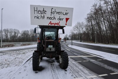 Bauernproteste in Zwickau: Polizei erwartet am Montag Verkehrsbehinderungen - trotz der vereinbarten Pause - Protest an B 93 in Zwickau im Bereich der Schedewitzer Brücke. Dort wurde der Verkehr in der Woche der Bauernproteste mehrfach blockiert oder eingeschränkt.