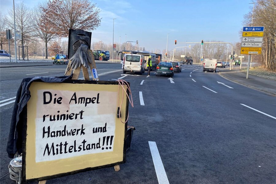 Bauernproteste in Zwickau: Warum die Schedewitzer Brücke trotz Blockadeverbots ein Nadelöhr bleibt - Protest an der Schedewitzer Brücke in Zwickau: Hier kann jeder durch, es ist nur eng.
