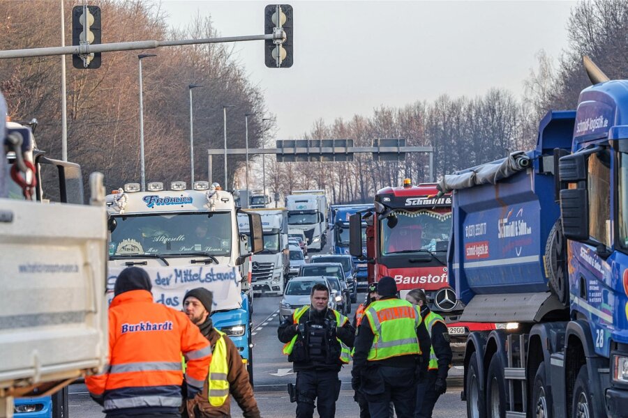 Bauernproteste: Mit sensiblen Medikamenten im Stau – Polizei muss Lastwagen eskortieren - Auf der B 93 Richtung Zwickau ging am Dienstag wegen den Bauernprotesten lange nichts.