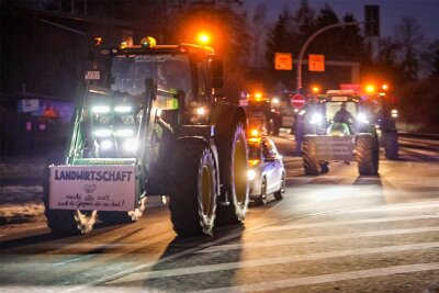 Bauernproteste: Traktoren auf dem Weg nach Dresden in Flöha und Freiberg - Ein Traktorkorso war am Mittwoch auf der B 173 von Chemnitz nach Dresden auch durch den Landkreis Mittelsachsen unterwegs.